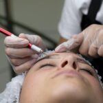 esteticista-realizando-procedimiento-microblading