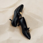 FERRAGAMO_PF24_STILL LIFE_W BLACK PLATE PUMP_003